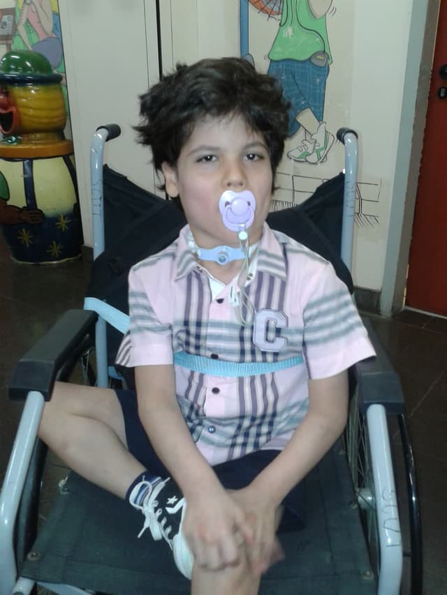 João Pedro em sua rotina de cuidados