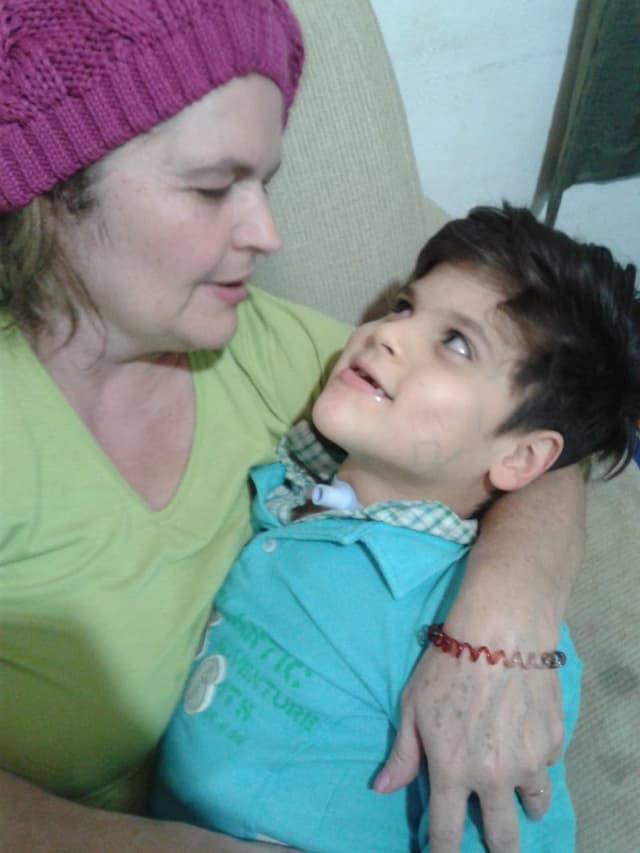 Elaine cuidando de João Pedro